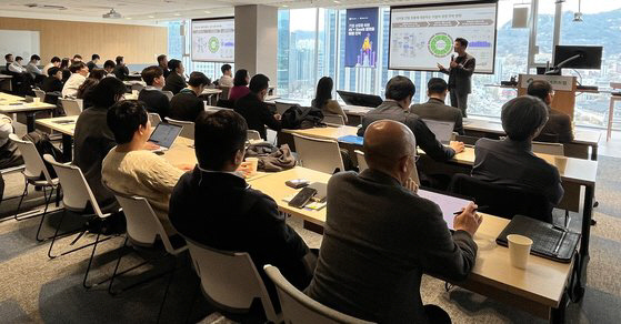 영림원소프트랩이 지난달 4일 서울 광화문 한국마이크로소프트 사무실에서 마이크로소프트와 '기업성장을 위한 AI 및 SaaS 플랫폼 활용전략' 공동 세미나를 열고 있다. 영림원소프트랩 제공